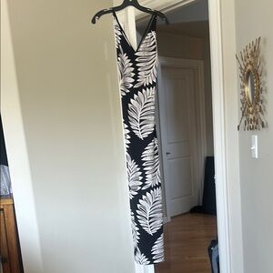 VENUS Black and White Leaf Print Dress